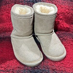 EUC BEARPAW BOOTS. SZ 7 beige with gold tone
